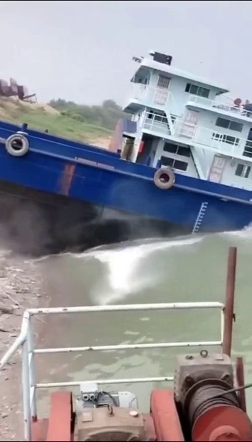 第一次見船下水,這架勢(shì)我都愣了,真是貧窮限制了想象